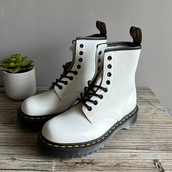 NWT Martens 1460 SMOOTH LEATHER LACE UP BOOTS Size 7/38